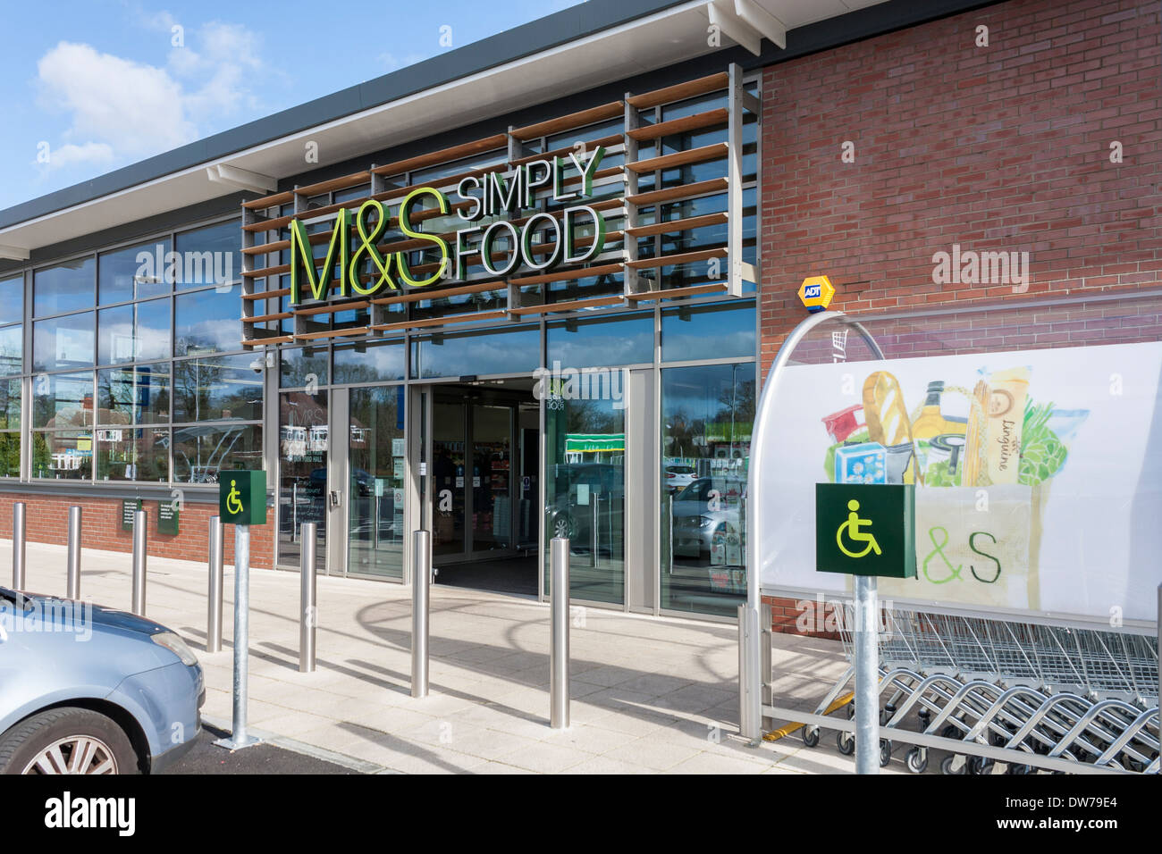 Ingresso alla Marks & Spencer semplicemente cibo al supermercato, Woodley, Reading, Berkshire, Inghilterra, GB, Regno Unito Foto Stock