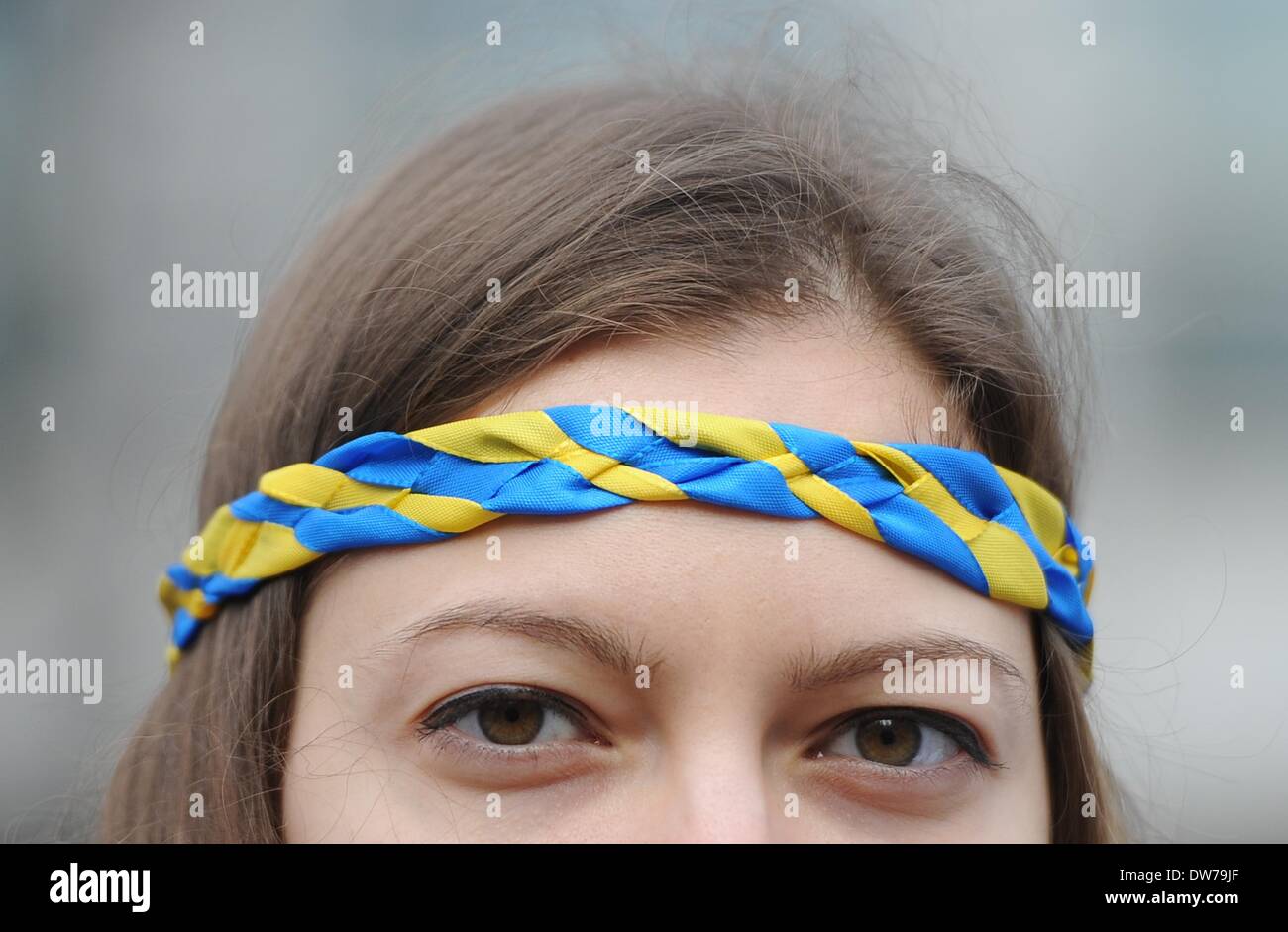 Un dimostrante indossa un cerchietto per capelli nei colori nazionali  dell'Ucraina, che sono considerati parte del costume popolare e un simbolo  di attivisti, durante una manifestazione davanti all'ambasciata russa a  Berlino, Germania,