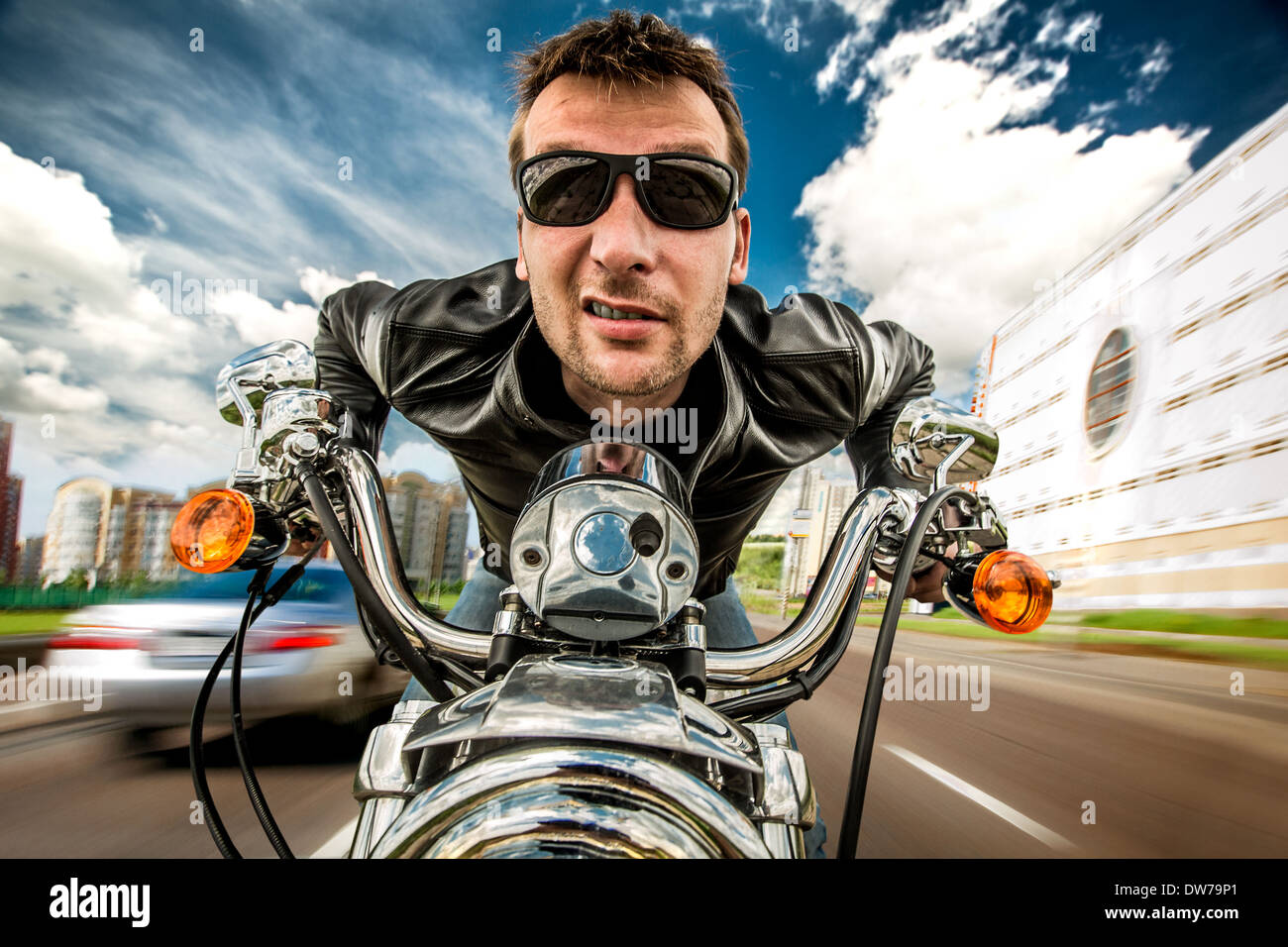 Funny Biker in occhiali da sole e giacca di pelle racing su strada (obiettivo fisheye) Foto Stock Funny Biker in occhiali da sole e giacca di pelle racing su strada (obiettivo fisheye) Foto Stock
