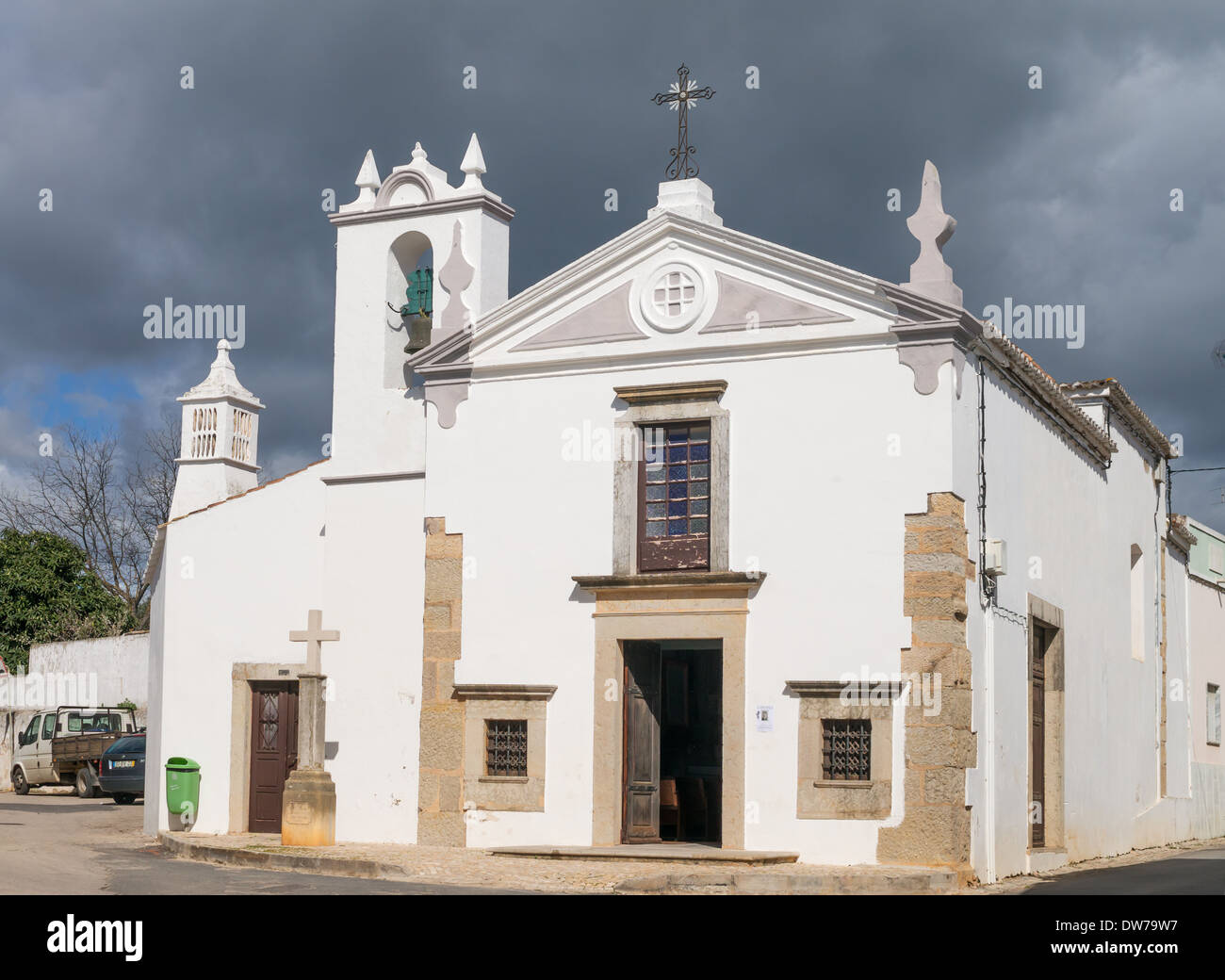 Verniciato bianco chiesa cattolica in Estói, Algarve, Portogallo, Europa Foto Stock