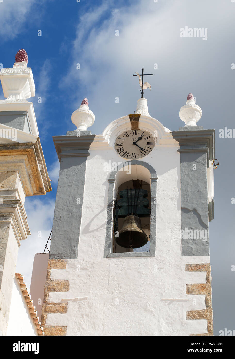 Campana e la torre dell orologio San Martino di Estoi chiesa Estói, Algarve, Portogallo, Europa Foto Stock