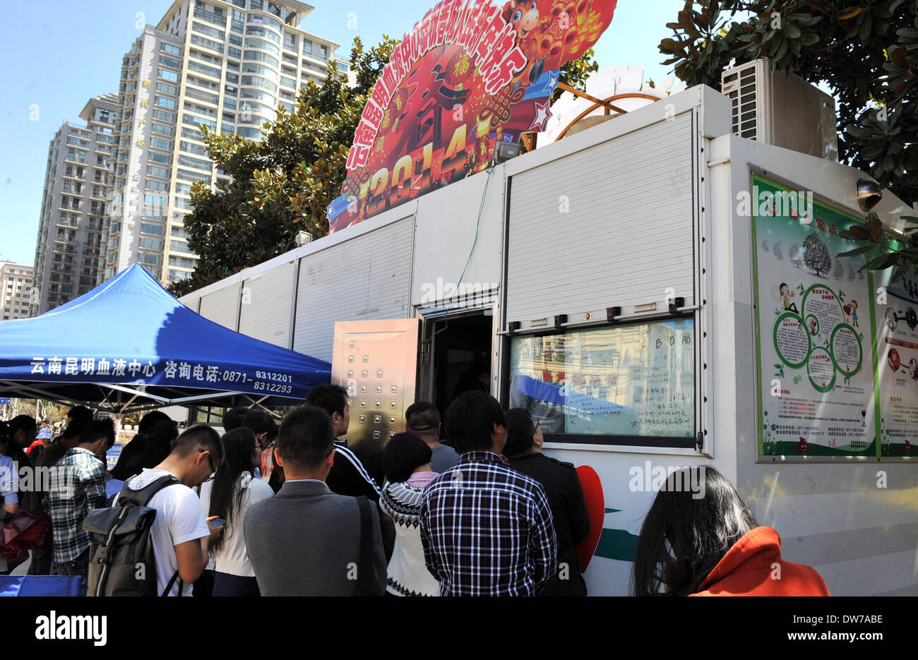 Kunming, la Cina della provincia dello Yunnan. 2 Mar 2014. I volontari di attendere per donare il sangue in un dispositivo mobile per la raccolta di sangue con stazione di Kunming, capitale del sud-ovest della Cina di Provincia di Yunnan, Marzo 2, 2014. Ventinove morti e più di 130 feriti in Kunming Stazione ferroviaria attacco terroristico come delle 8 del mattino di domenica. Come più e più cittadini volontariamente di donare il sangue per i feriti di attacco terroristico, il locale centro di sangue impostare 12 stazioni di raccolta e apertura prolungata ore. © Chen Haining/Xinhua/Alamy Live News Foto Stock