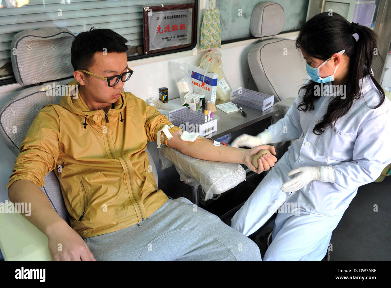 Kunming, la Cina della provincia dello Yunnan. 2 Mar 2014. Un cittadino dona il sangue in un mobile di raccolta di sangue dalla stazione di Kunming, capitale del sud-ovest della Cina di Provincia di Yunnan, Marzo 2, 2014. Ventinove morti e più di 130 feriti in Kunming Stazione ferroviaria attacco terroristico come delle 8 del mattino di domenica. Come più e più cittadini volontariamente di donare il sangue per i feriti di attacco terroristico, il locale centro di sangue impostare 12 stazioni di raccolta e apertura prolungata ore. © Chen Haining/Xinhua/Alamy Live News Foto Stock