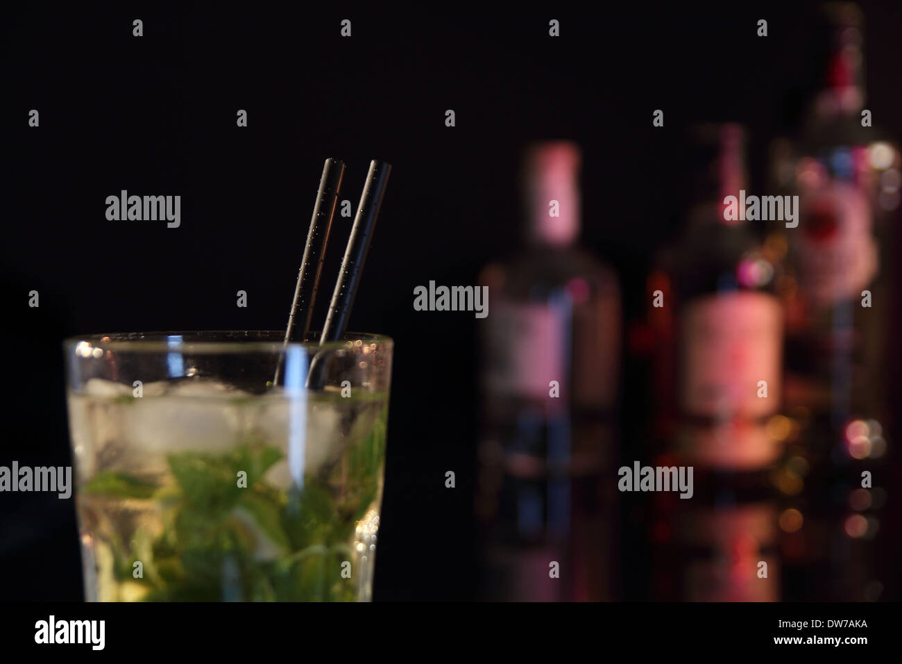 Cocktail sul bar con bottiglie Foto Stock