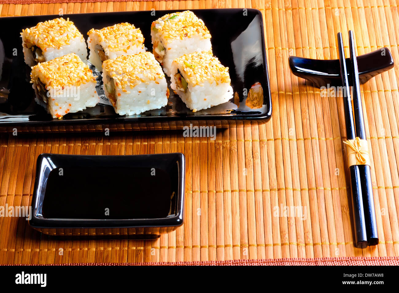 Tradizionale Giapponese che rotola su un piatto nero Foto Stock