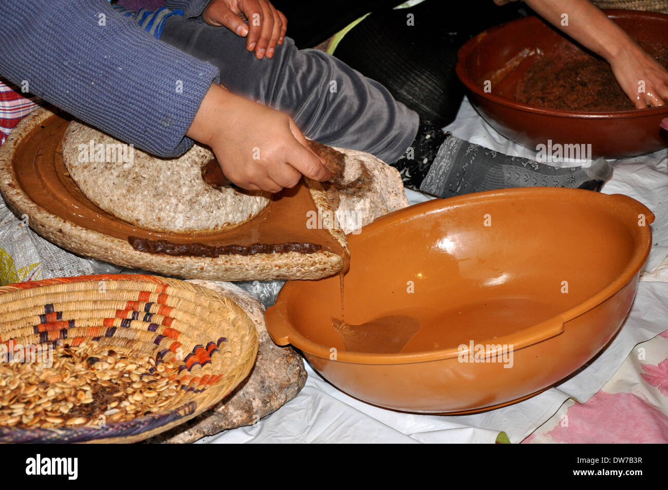 Dado di Argan fabbricazione di olio Foto Stock