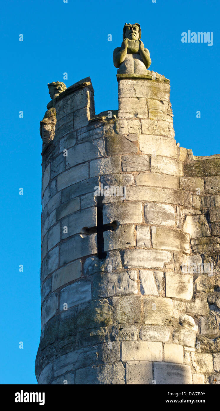 La figura di pietra conosciuta come 'boulder thrower' sul grado 1 elencati di guardiola medievale Monk Bar York North Yorkshire Inghilterra Europa Foto Stock