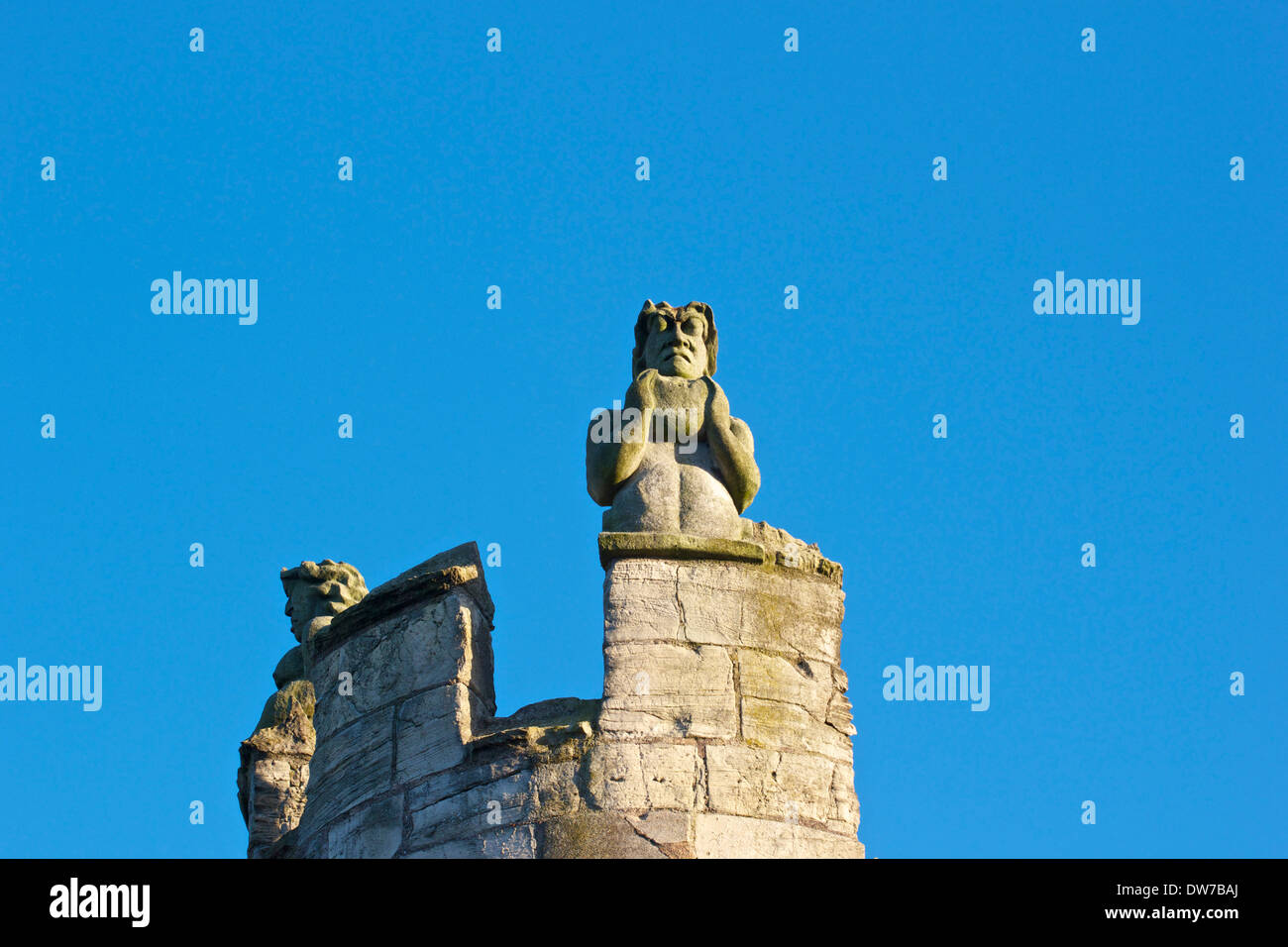 La figura di pietra conosciuta come 'boulder thrower' sul grado medievale 1 elencati gatehouse Monk Bar York North Yorkshire Inghilterra Europa Foto Stock