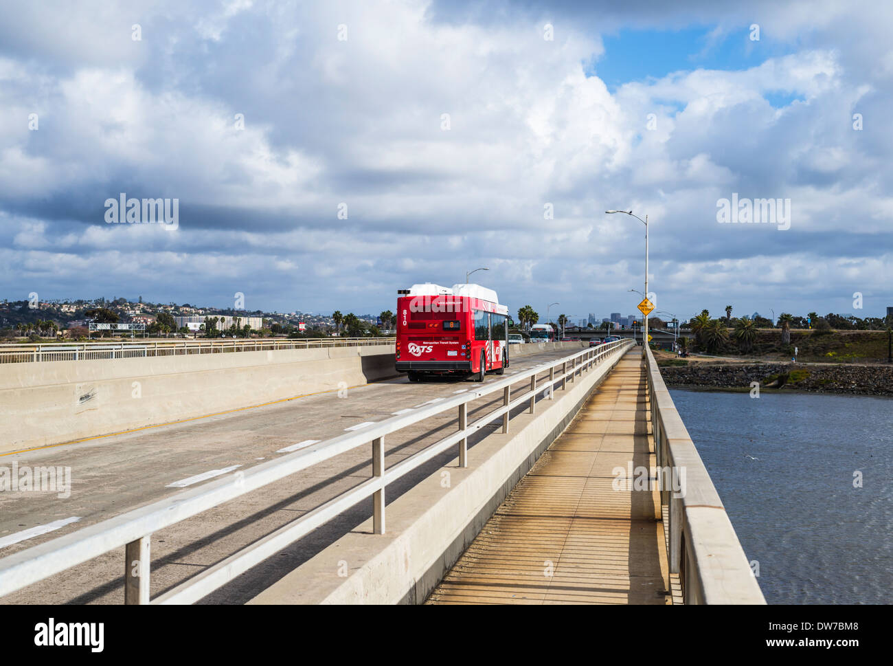 Sports Arena Blvd Bridge crossing over il San Diego fiume. San Diego, California, Stati Uniti. Foto Stock