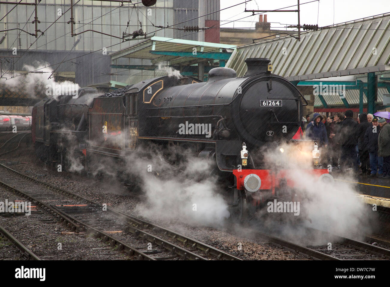 LNER Thompson Classe B1 61264 & LMS Stanier Class 5 4-6-0 45407,il Lancashire Fusilier a Carlisle stazione ferroviaria, Carlisle. Foto Stock