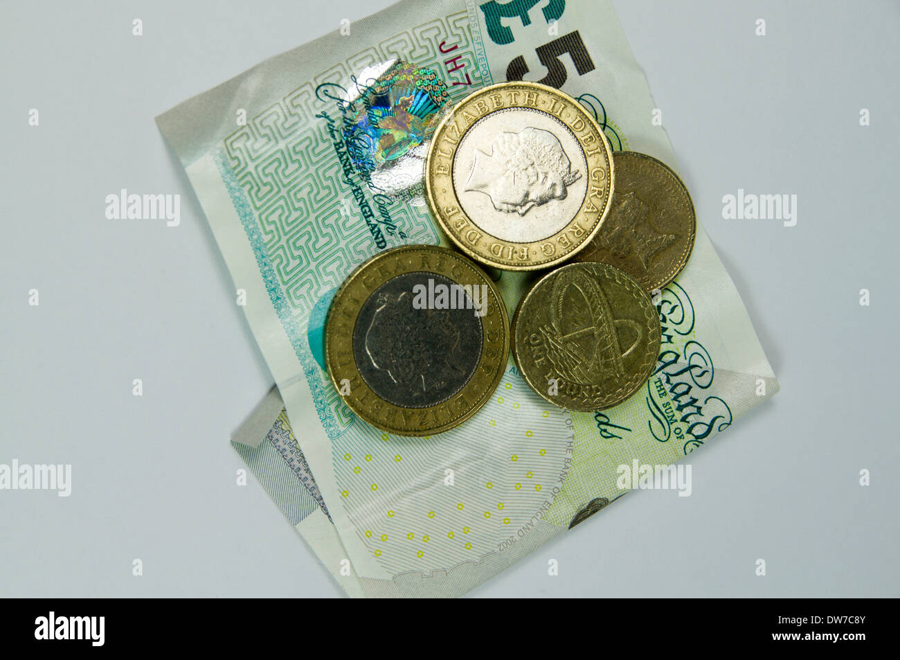 5 libbra di nota e da uno e due monete. Foto Stock