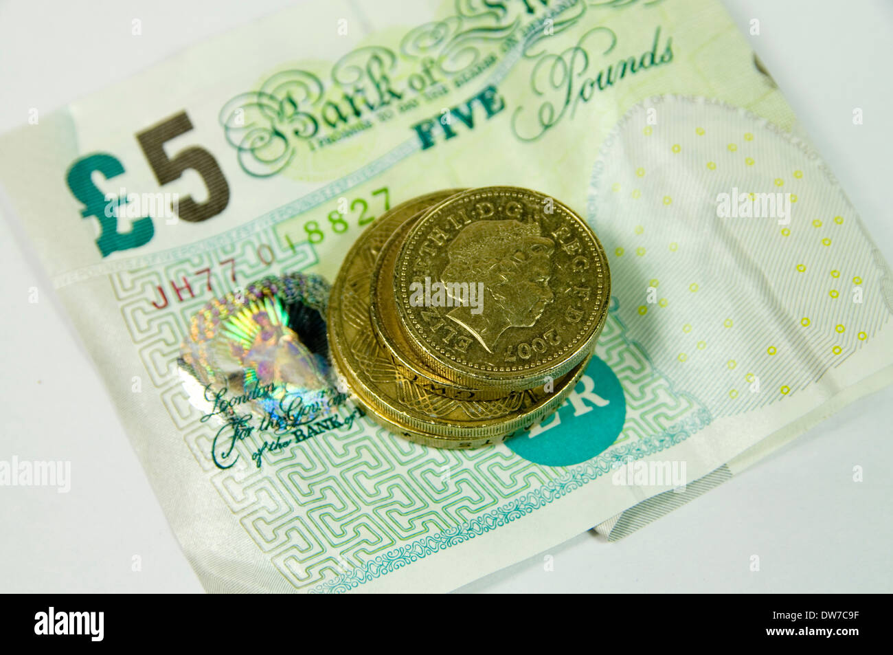 5 libbra di nota e da uno e due monete. Foto Stock