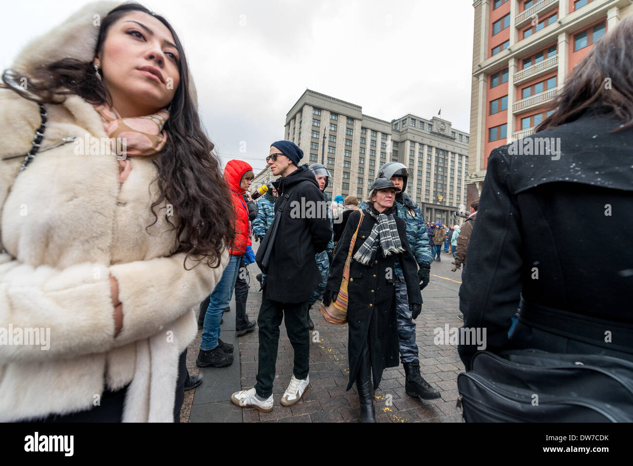 La polizia ousts manifestanti dalla piazza. Protesta contro le truppe russe in Ucraina a Mosca, Manezhnaya Square il 2 marzo, 2014 Foto Stock