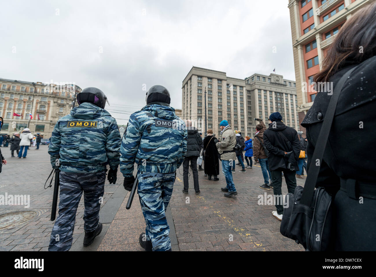Polizia in segno di protesta contro le truppe russe in Ucraina a Mosca, Manezhnaya Square il 2 marzo, 2014 Foto Stock