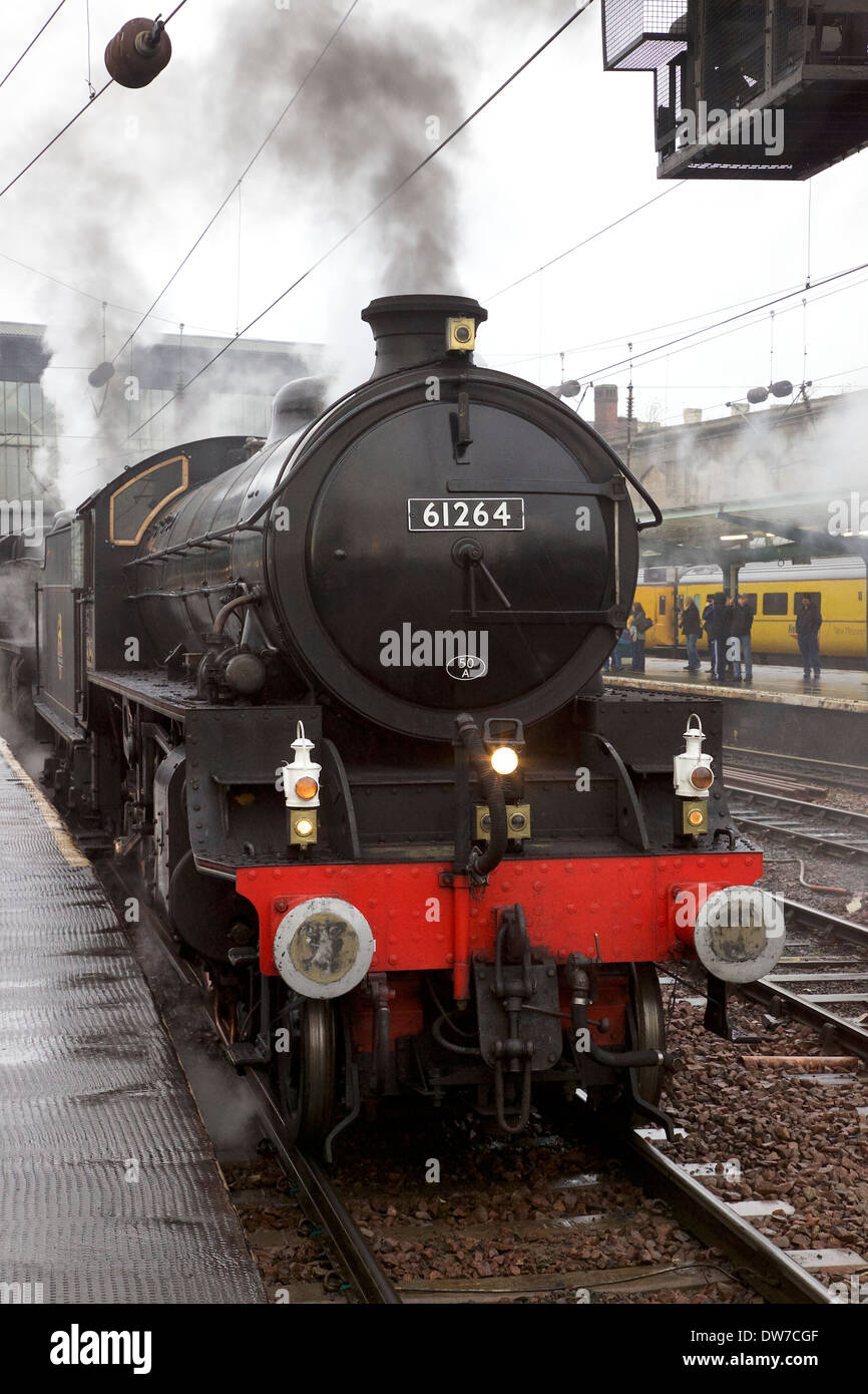 LNER Thompson Classe B1 61264 & LMS Stanier Class 5 4-6-0 45407,il Lancashire Fusilier a Carlisle stazione ferroviaria, Carlisle. Foto Stock