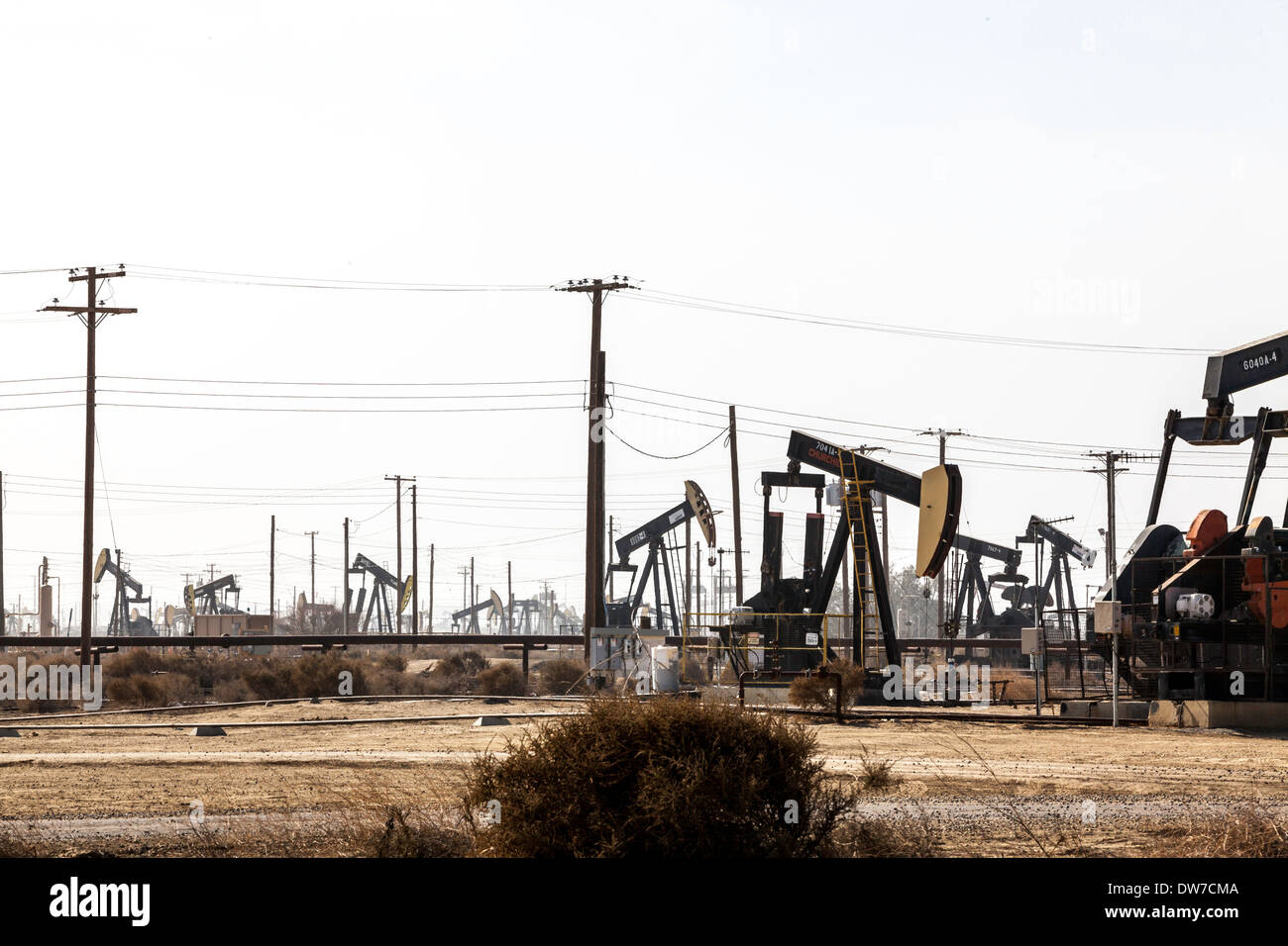 La perdita di olio delle colline in campo Kern County in California Foto Stock