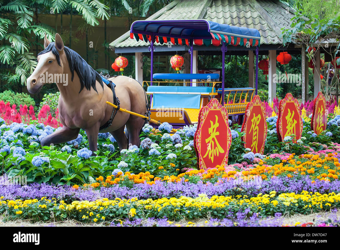 SINGAPORE, Singapore - Jan 26, 2014: nuovo anno cinese del cavallo di decorazione con il testo che desideri di felicità e prosperità Foto Stock
