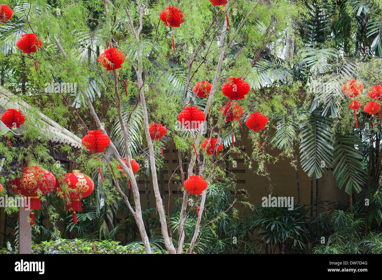 Anno Nuovo Cinese lanterne rosse Decorazione e nappe con la prosperità del testo in lanterne appese su alberi mediante il padiglione Foto Stock