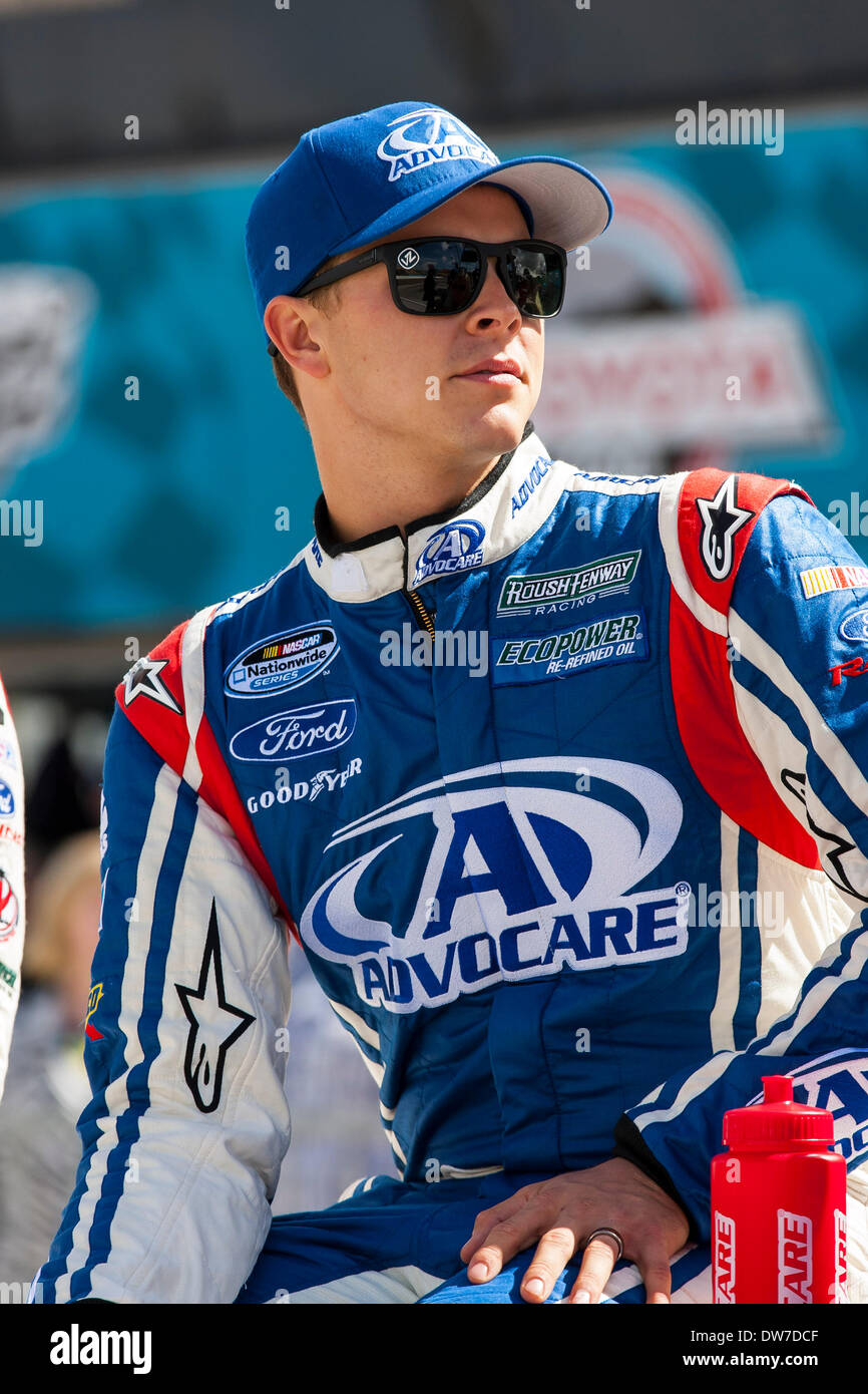 Avondale, AZ, Stati Uniti d'America. 2 marzo 2014. : Trevor Bayne (6) è distesa prima di iniziare il jeans blu Go Green 200 al Phoenix International Raceway in Avondale, AZ. Foto Stock