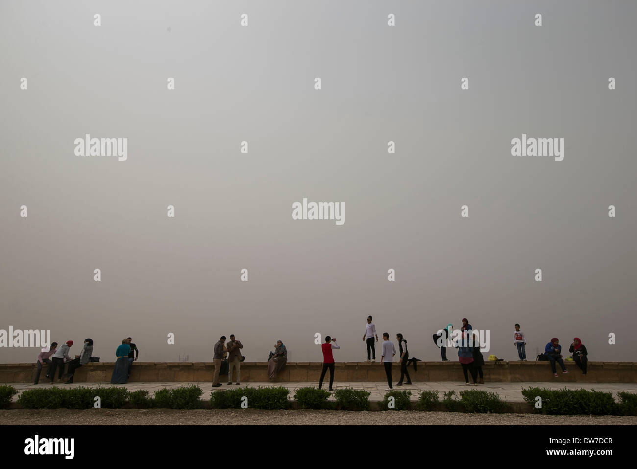 Il Cairo, Egitto. 2 Mar 2014. I turisti sono visto inghiottito dalla tempesta di sabbia a Salah al-Din Ayouby Cittadella, Il Cairo, Egitto, Marzo 2, 2014. Una tempesta di sabbia ha colpito il Cairo qui di domenica. Credito: cui Xinyu/Xinhua/Alamy Live News Foto Stock