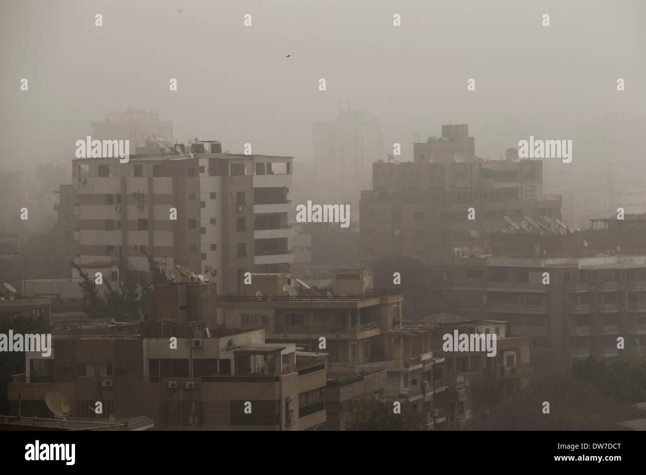 Cairo, Egitto. 2 Mar 2014. Gli edifici sono inghiottito dalla tempesta di sabbia dai grandi piramidi del Cairo in Egitto, 2 marzo 2014. Una tempesta di sabbia ha colpito il Cairo di domenica. Credito: cui Xinyu/Xinhua/Alamy Live News Foto Stock
