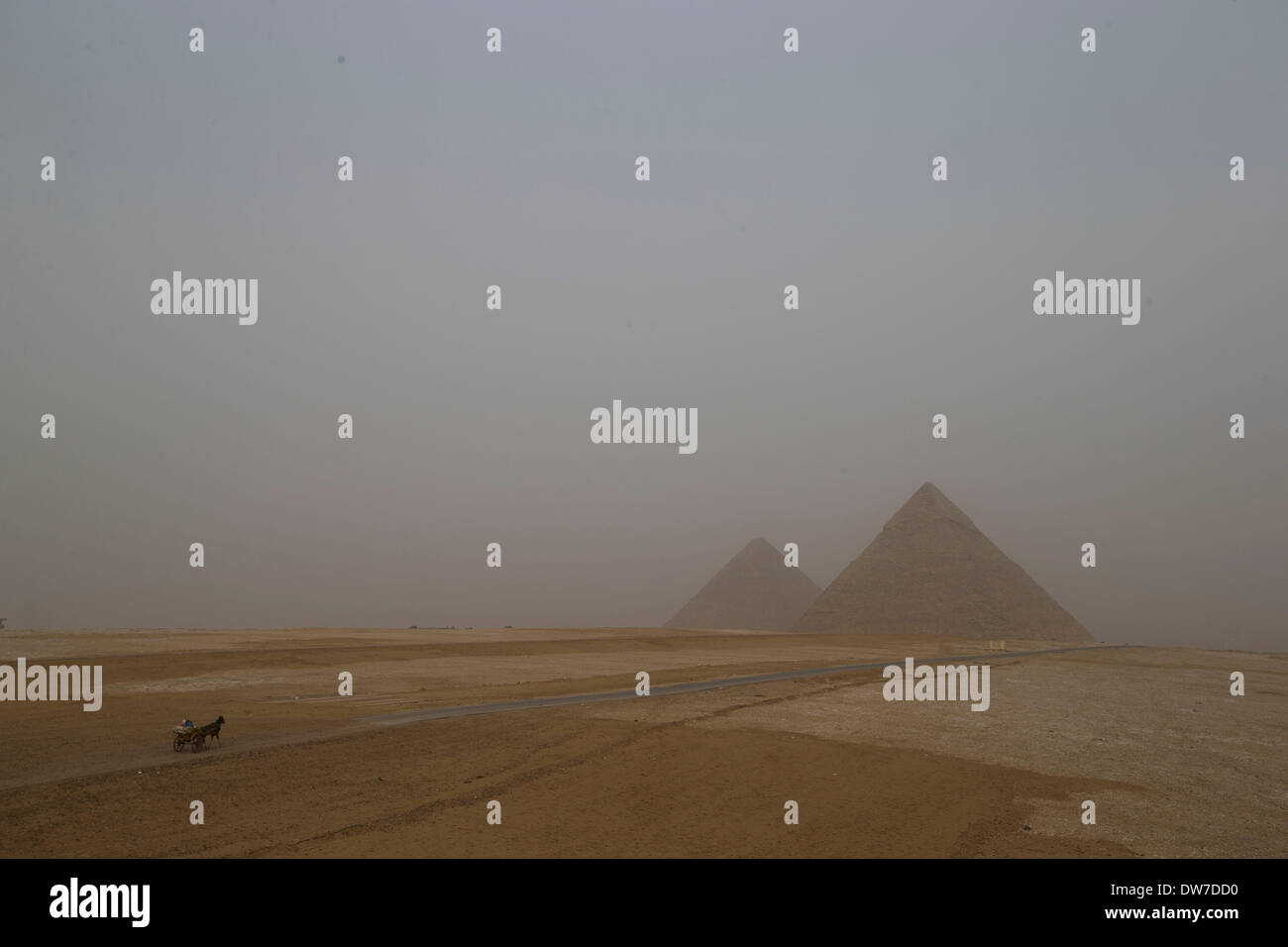 Cairo, Egitto. 2 Mar 2014. Un carrello è visto inghiottito dalla tempesta di sabbia dai grandi piramidi del Cairo in Egitto, 2 marzo 2014. Una tempesta di sabbia ha colpito il Cairo di domenica. Credito: cui Xinyu/Xinhua/Alamy Live News Foto Stock