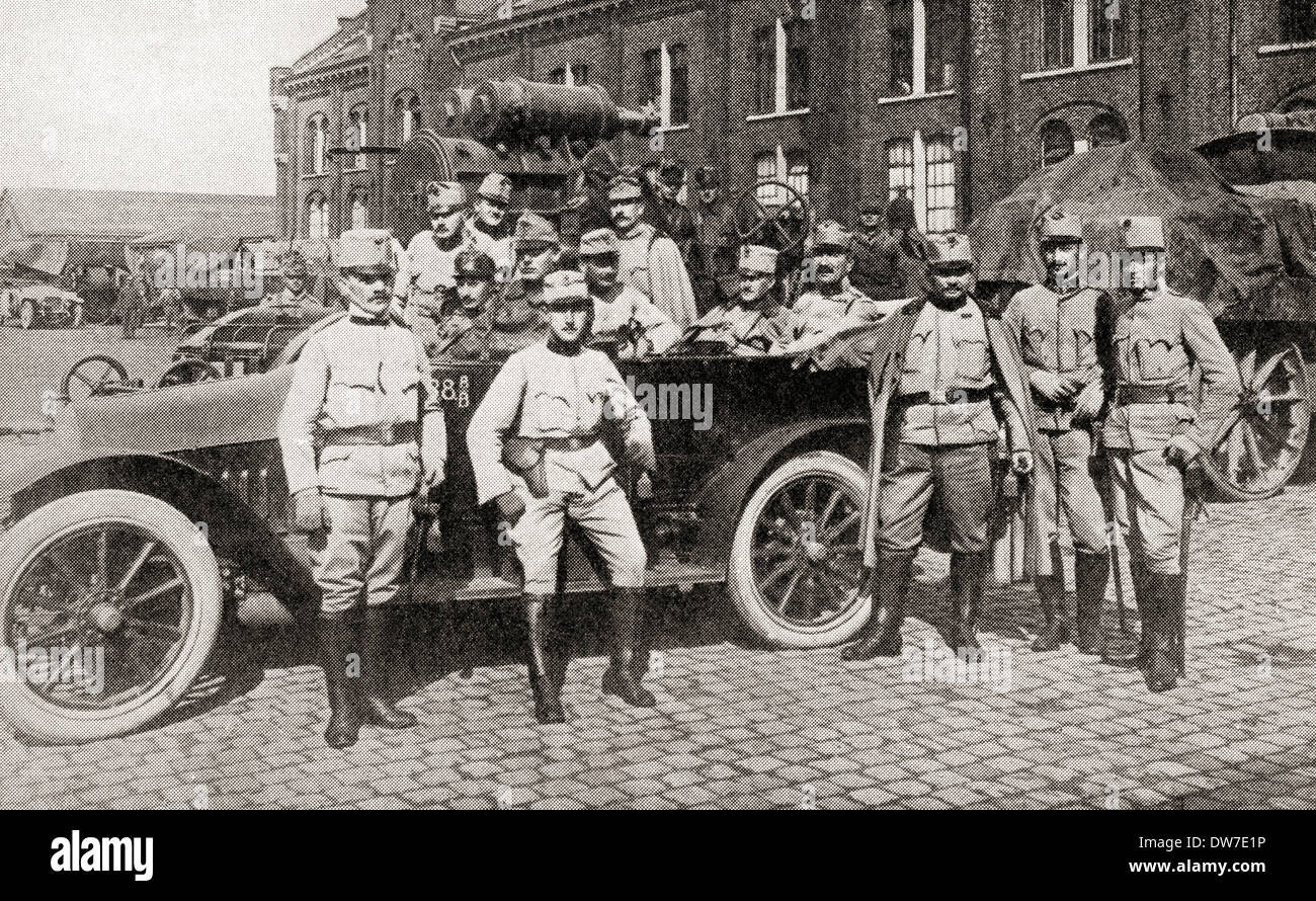Soldati austriaci a Bruxelles accanto a uno di loro motore-pistole con cui essi sono stati per aiutare nell'assedio di Anversa durante la prima guerra mondiale. Foto Stock