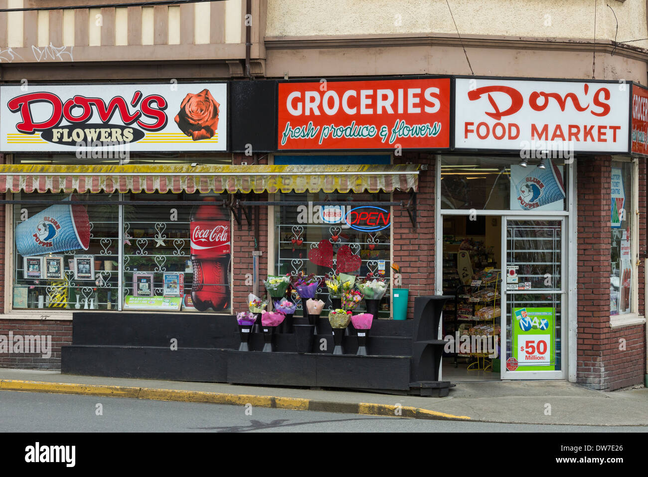 Piccolo angolo supermercato in città-Victoria, British Columbia, Canada. Foto Stock