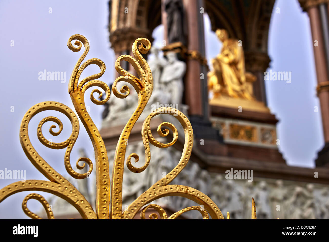 L'Albert Memorial è situato a Kensington Gardens a Londra, Inghilterra, direttamente a nord della Royal Albert Hall Foto Stock