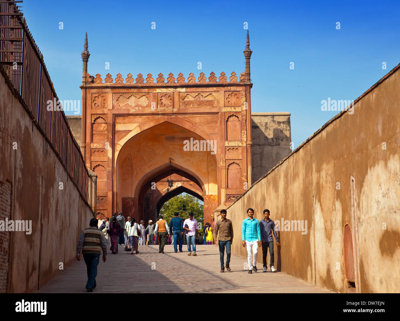 Una folla di turisti visita Red Fort Agra il 28 gennaio 2014 in Agra, Uttar Pradesh, India. Il forte è il vecchio impero Mughal cap Foto Stock