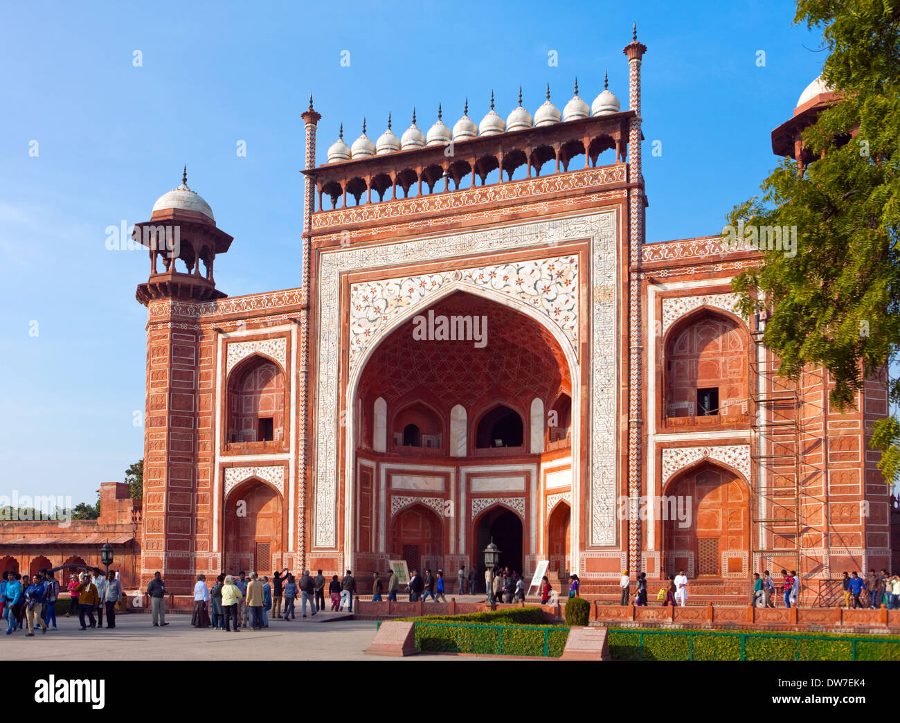 Una folla di turisti passa attraverso la porta per visitare Taj Mahal on gennaio 28, 2014 in Agra, Uttar Pradesh, India. Foto Stock