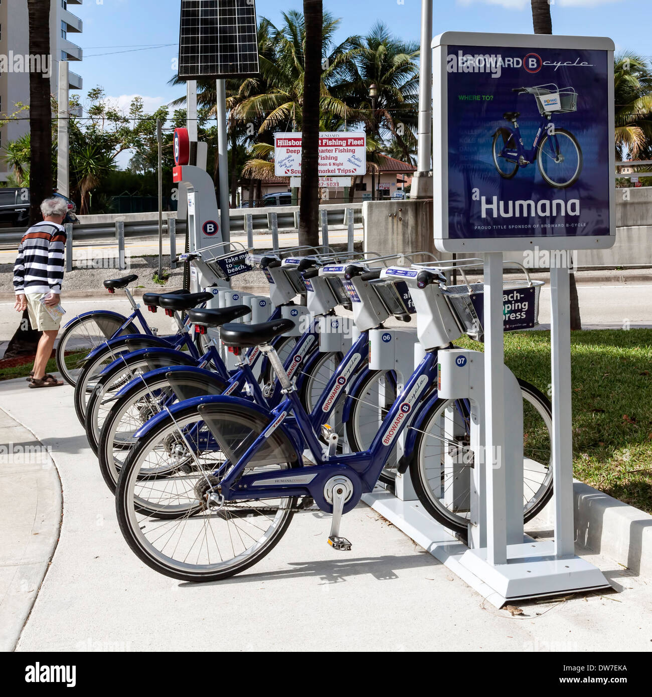 Energia solare di portabiciclette distribuisce biciclette a noleggio in un Hillsboro pubblico ingresso waterfront park. Foto Stock