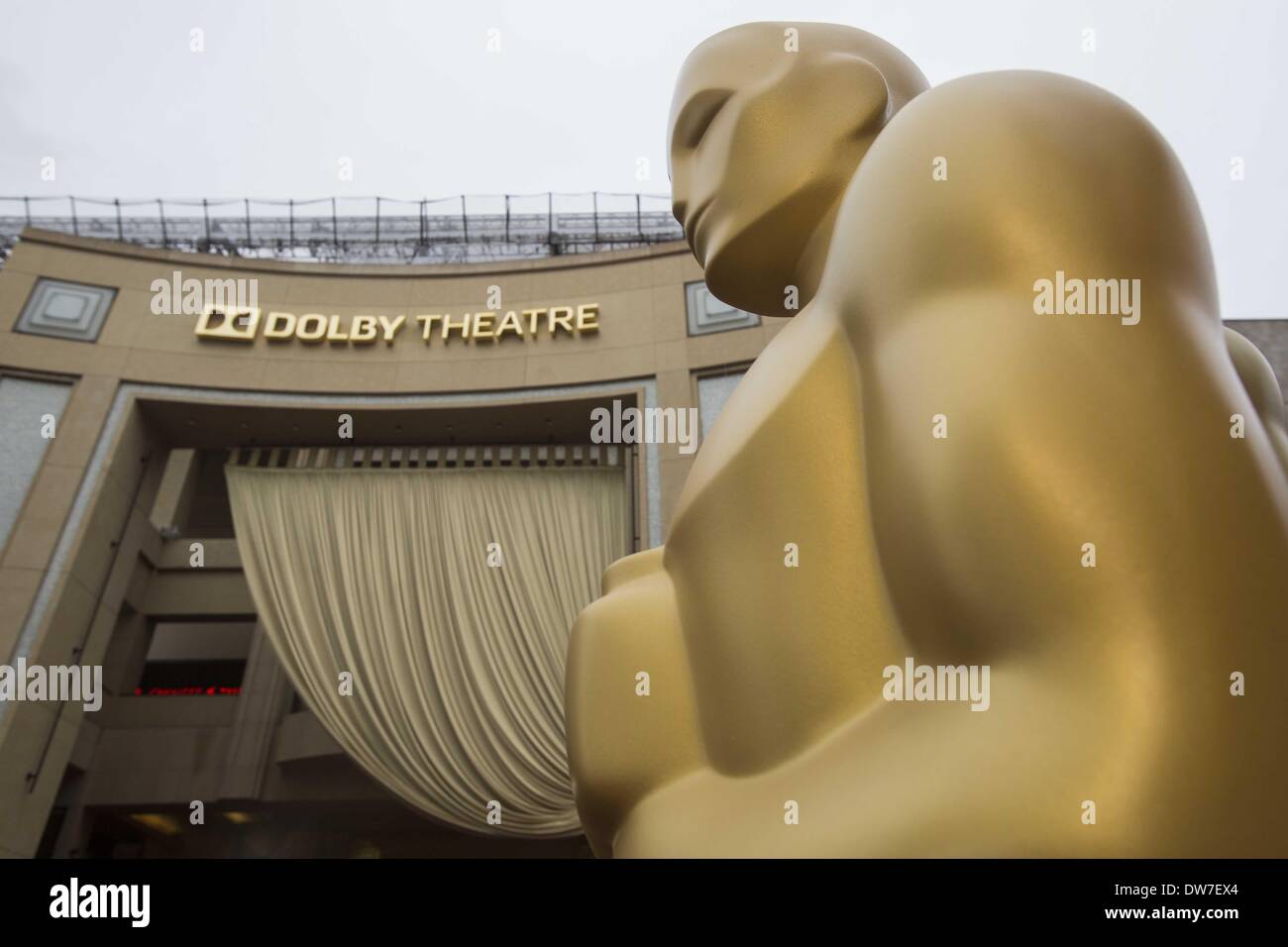 Los Angeles, California, Stati Uniti 2 Marzo, 2014. Un Oscar statua è visibile a livello di fronte al Teatro Dolby prima la 86Academy Awards a Los Angeles, domenica 2 marzo, 2014. (Immagine di credito: credito: Ringo Chiu/ZUMAPRESS.com/Alamy Live News) Foto Stock
