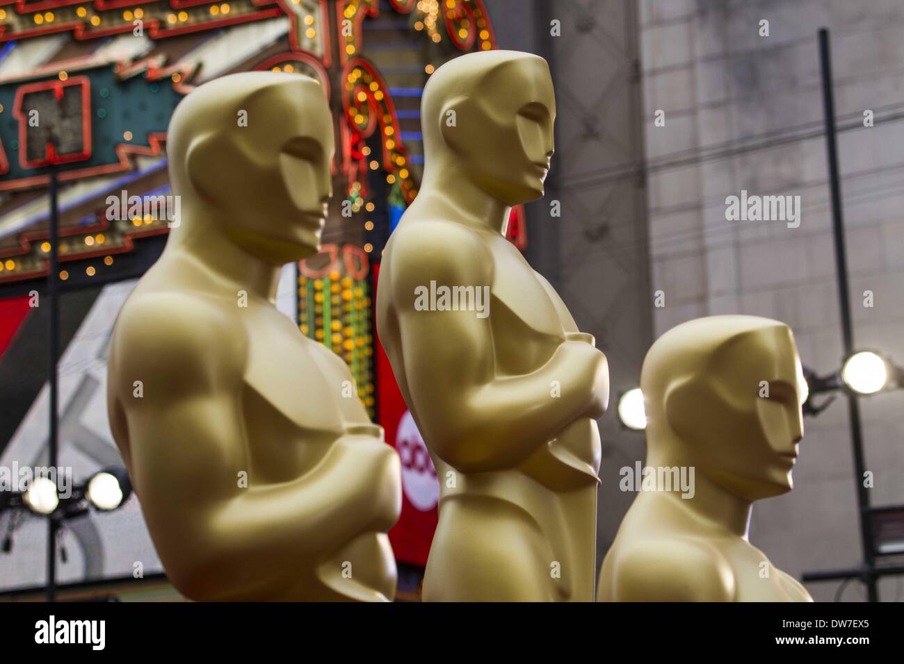 Los Angeles, California, Stati Uniti 2 Marzo, 2014. Oscar statue sono visti al davanti del Dolby Theatre prima la 86Academy Awards a Los Angeles, domenica 2 marzo, 2014. (Immagine di credito: credito: Ringo Chiu/ZUMAPRESS.com/Alamy Live News) Foto Stock