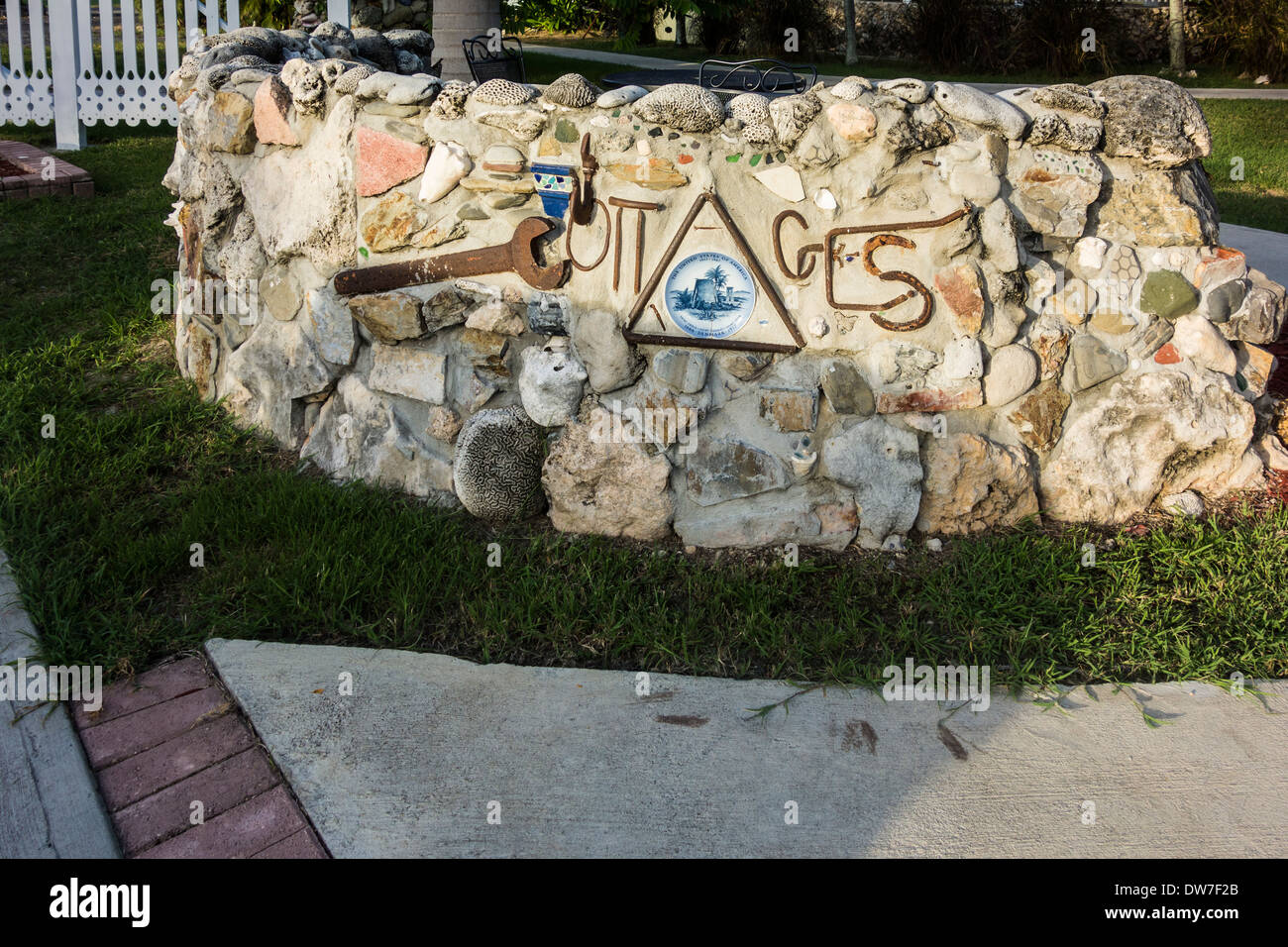 Una roccia a mezza parete pubblicità l'ingresso ad un beach resort sull'isola di ST CROIX, U.S. Isole Vergini. Foto Stock
