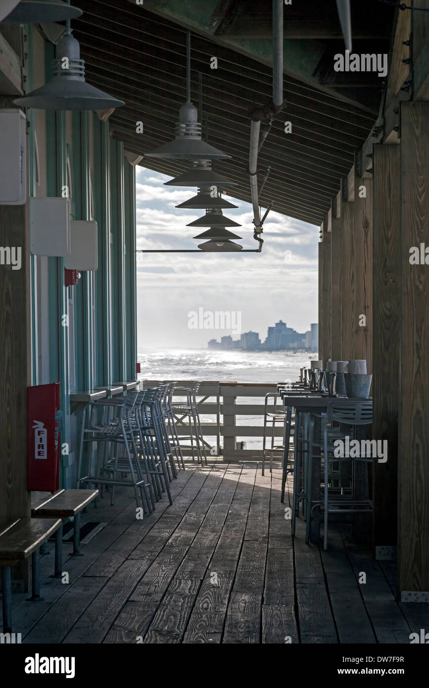 Fuori del ristorante posti a sedere sulla pesca del molo a Daytona Beach, Florida gode di splendide vedute della costa atlantica, STATI UNITI D'AMERICA. Foto Stock