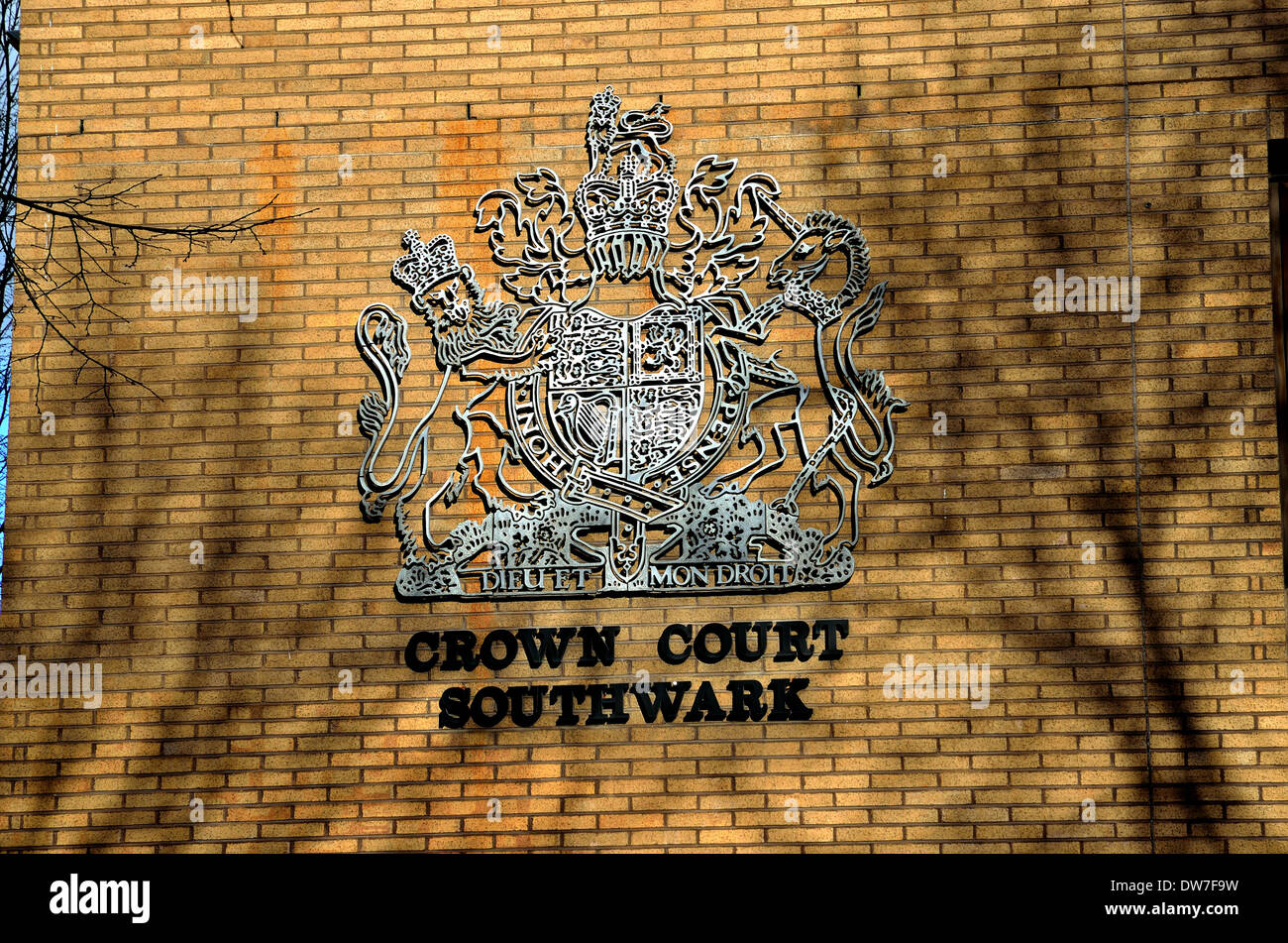 Stemma reale al di fuori di Southwark Crown Court di Londra Foto Stock