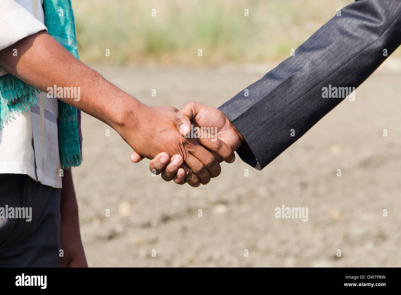 L'agricoltore indiano aggreement con addetto alle vendite Foto Stock
