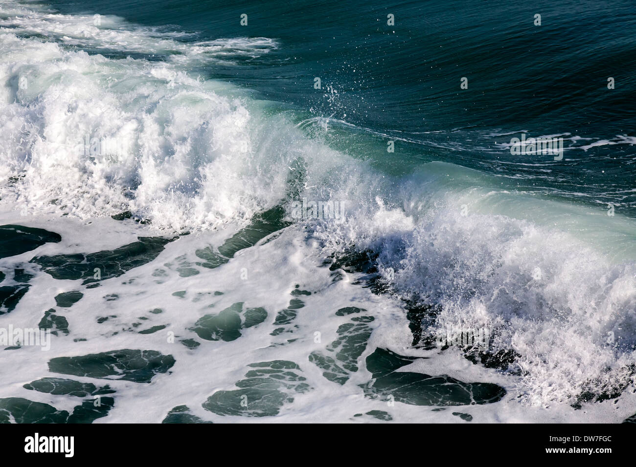Le onde che si infrangono e navigare lungo la costa off Daytona Beach, Florida, Stati Uniti d'America. Foto Stock