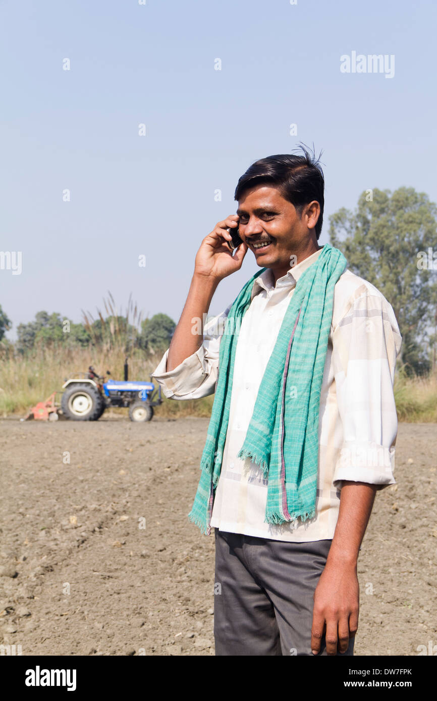 Villaggio indiano agricoltore tenuto sul cellulare Foto Stock