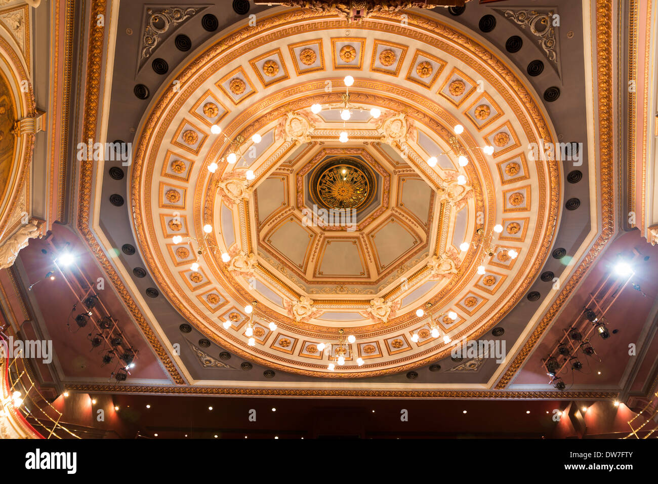 Vista interna del tetto dell'Alhambra Theatre Bradford West Yorkshire UK. Città della cultura 2025. Foto Stock