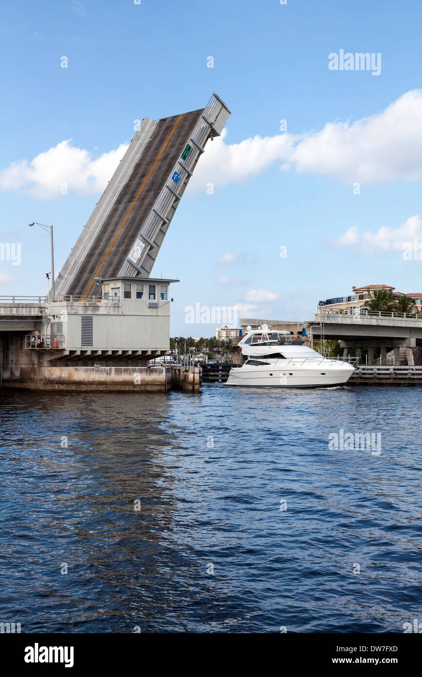 Single-foglia di ponte mobile lungo un1A in corrispondenza della giuntura di Hillsboro ingresso e la Waterway costiera in Florida, Stati Uniti d'America. Foto Stock