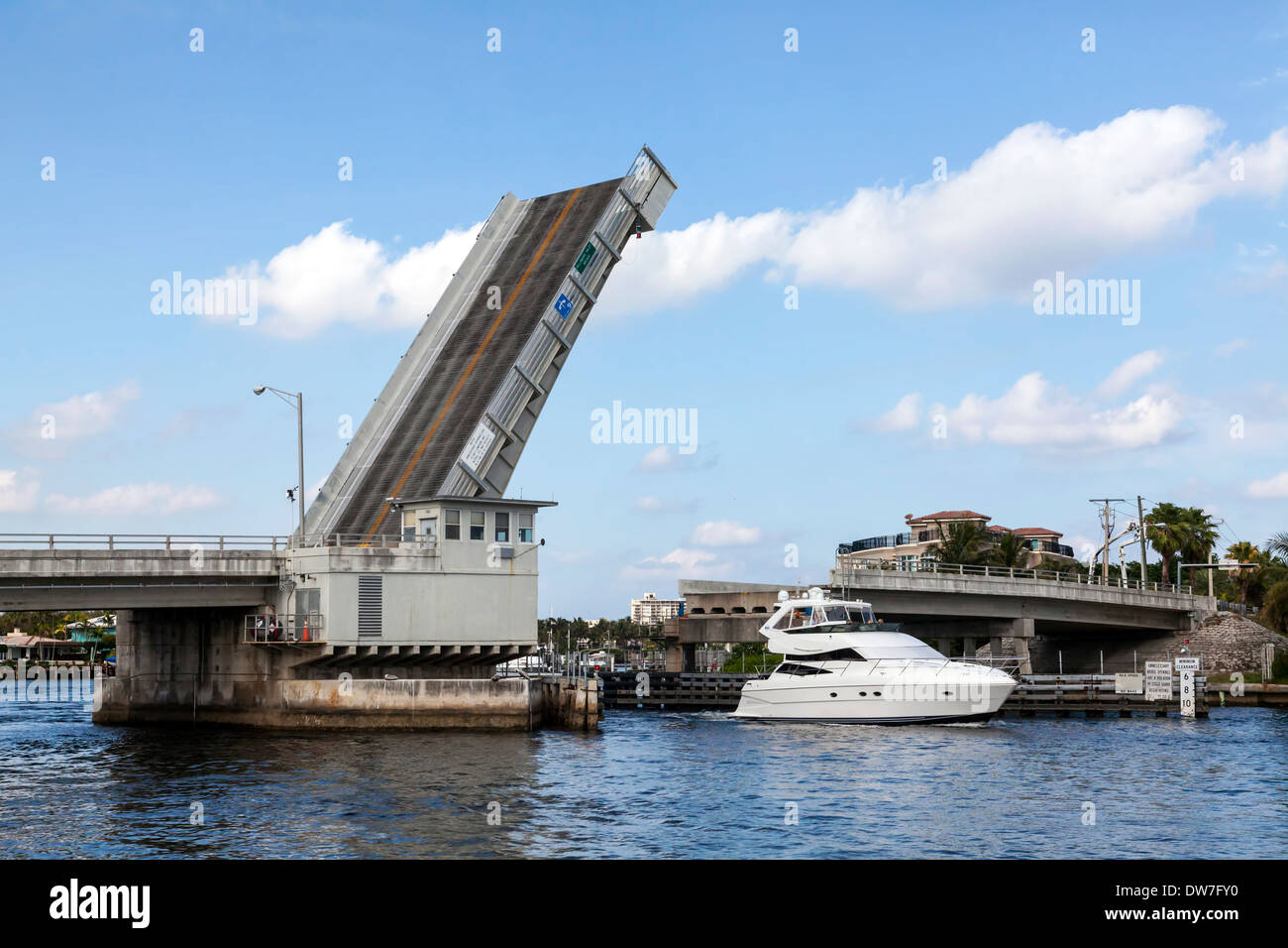 Single-foglia di ponte mobile lungo un1A in corrispondenza della giuntura di Hillsboro ingresso e la Waterway costiera in Florida, Stati Uniti d'America. Foto Stock
