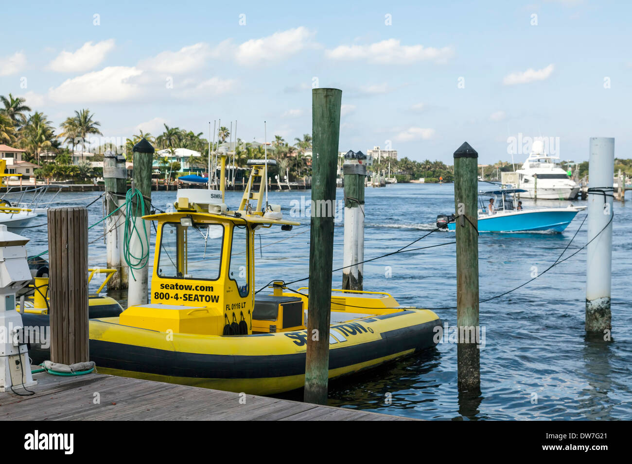 Traino giallo barca ormeggiata al porto turistico lungo A1A in corrispondenza della giuntura di Hillsboro ingresso e la Waterway costiera in Florida, Stati Uniti d'America. Foto Stock