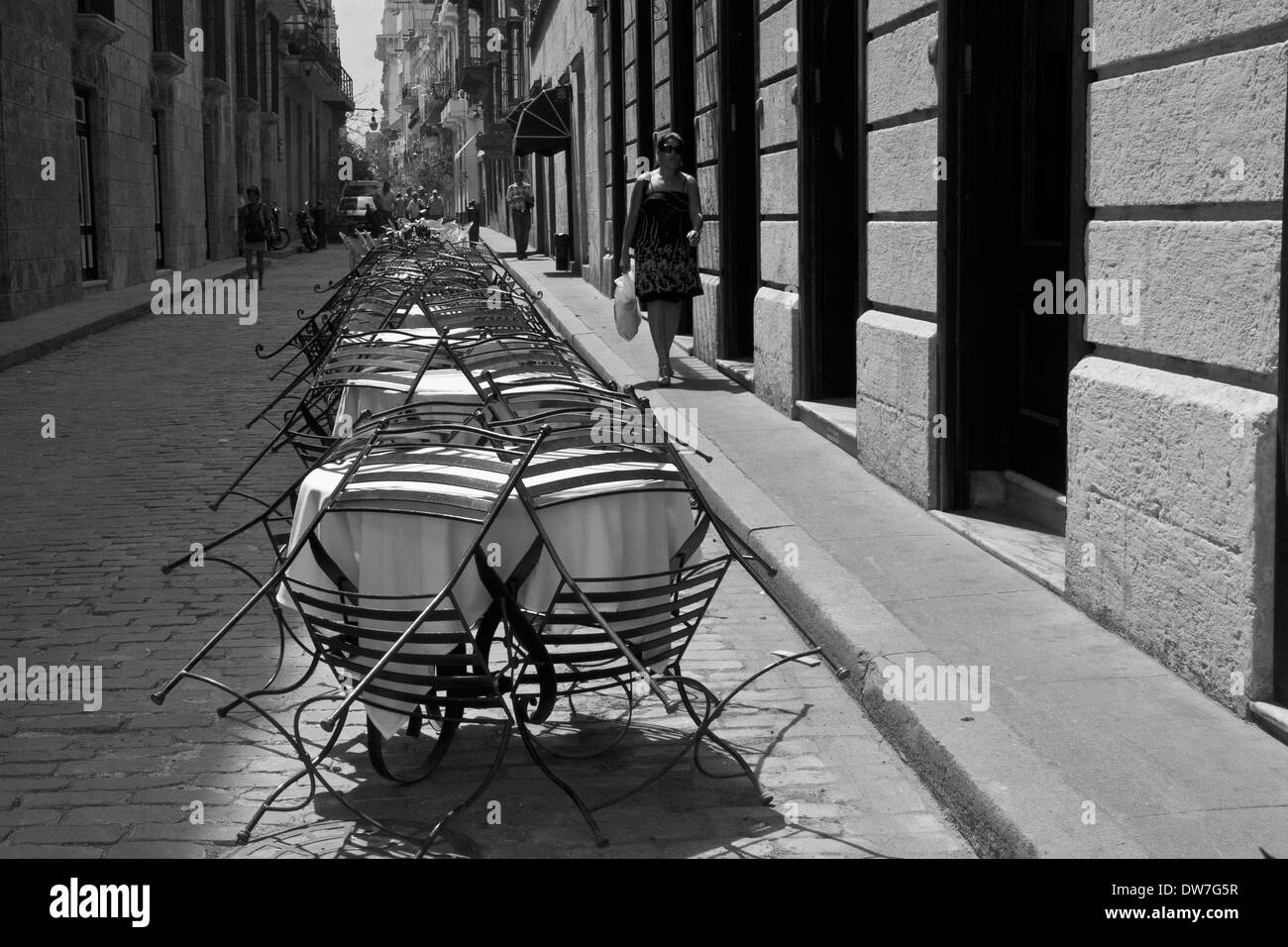 Impilate i tavoli e le sedie in strada laterale nella Habana Vieja, Cuba Foto Stock