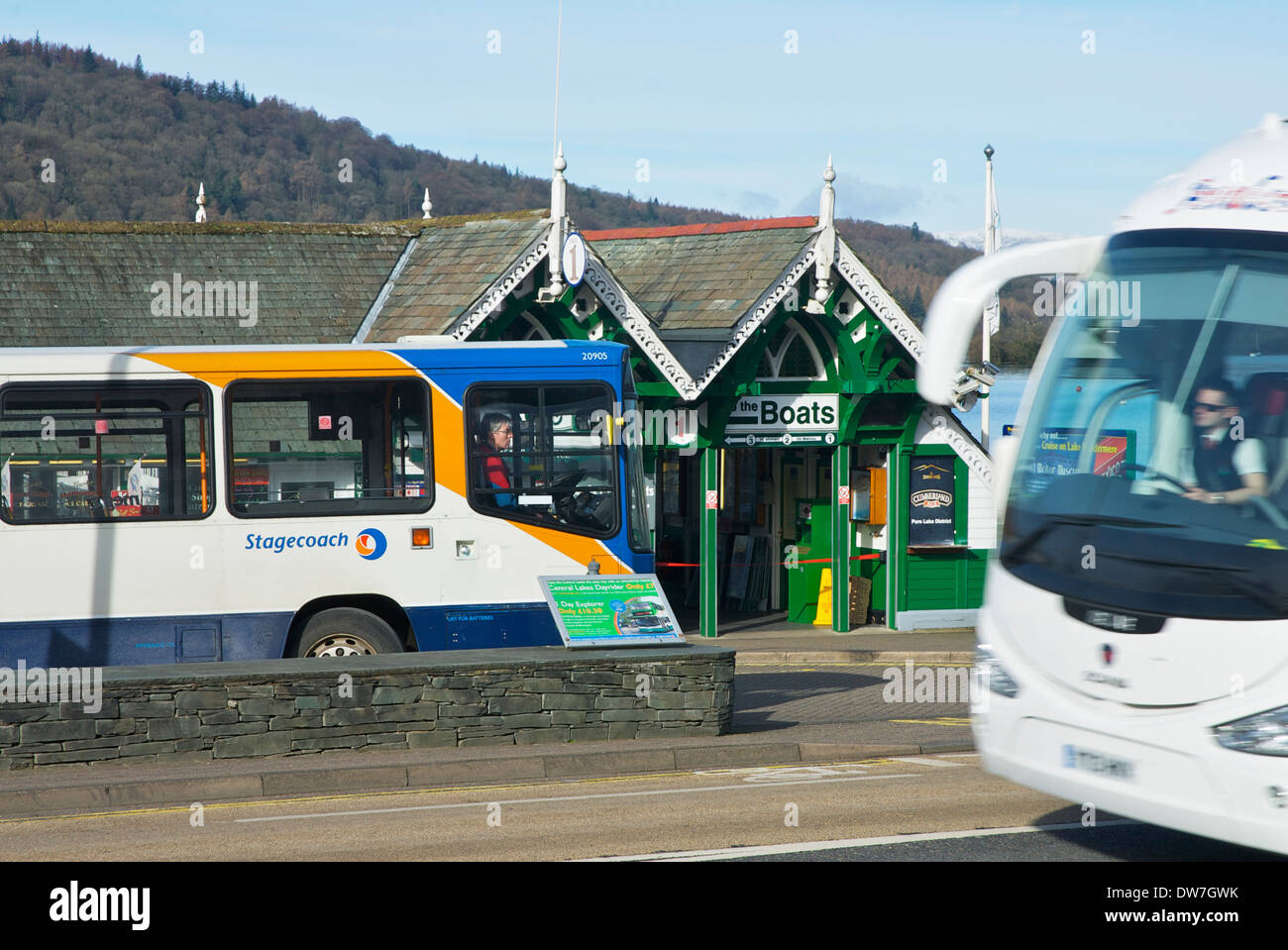 Autobus e pullman passando Bowness Bay, Parco Nazionale del Distretto dei Laghi, England Regno Unito Foto Stock