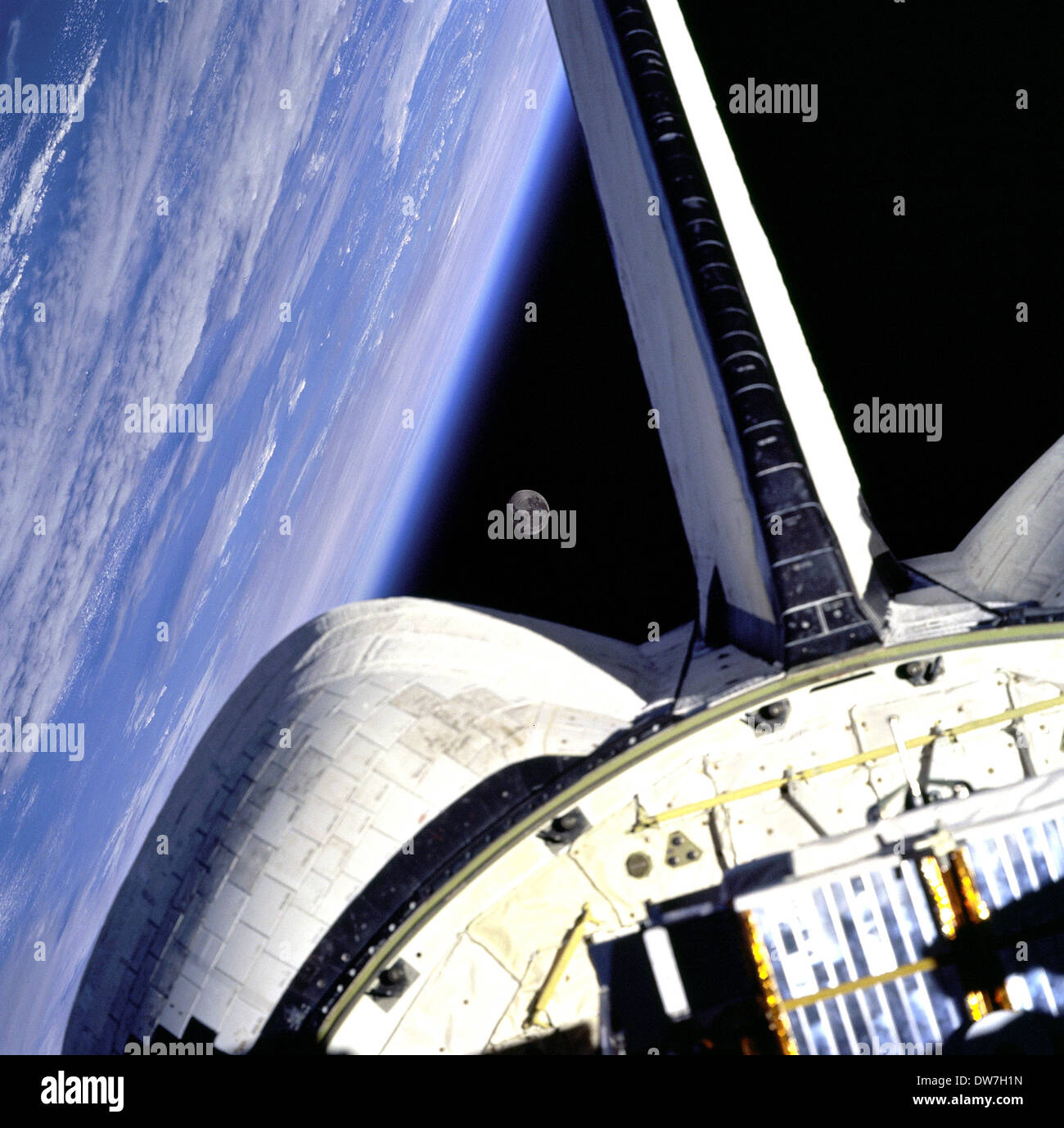 Messa a terra e la sua Luna, incorniciato in questa immagine presa da poppa windows della navetta spaziale Discovery Foto Stock