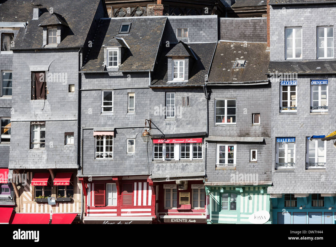 Honfleur splendido e pittoresco porto, caratterizzato per le sue case con ardesia delle facciate in coperta. Foto Stock