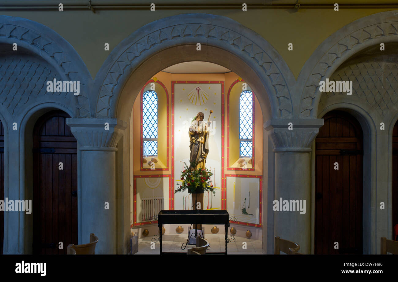 La statua del santo in alcove, la Chiesa Cattolica Romana di St James, Reading, Berkshire, Inghilterra, Regno Unito Foto Stock