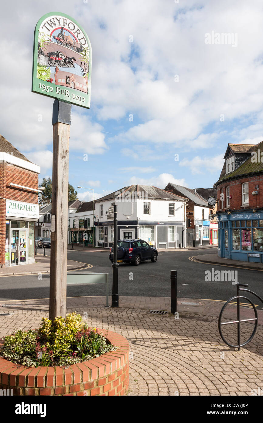 Segno al centro del villaggio di Twyford, Berkshire, Inghilterra, GB, UK. Foto Stock